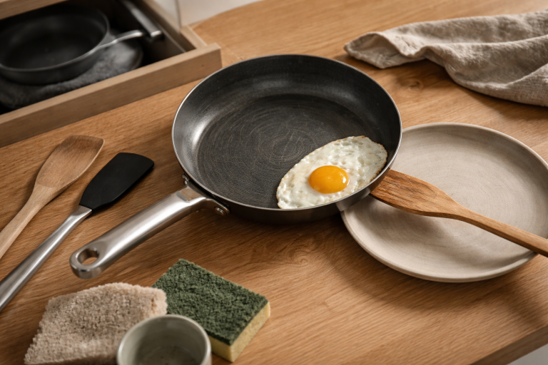 Din nonstick-pande dør ikke af alder, men af vane: sådan passer du på belægningen