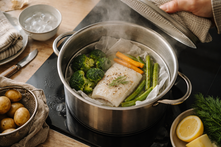 Damp, men med bid: min gryde-metode til grøntsager der står knivskarpt (og fisk der bliver saftig)