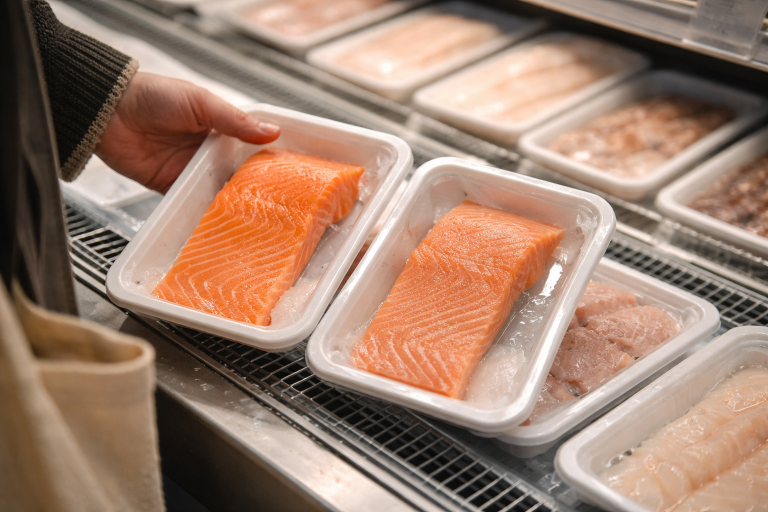 Frisk fisk uden gætteri: sådan læser du bakken i supermarkedet